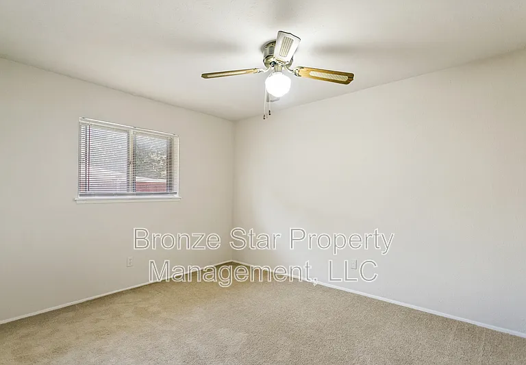 1429 Whitehall Dr — Photo 9