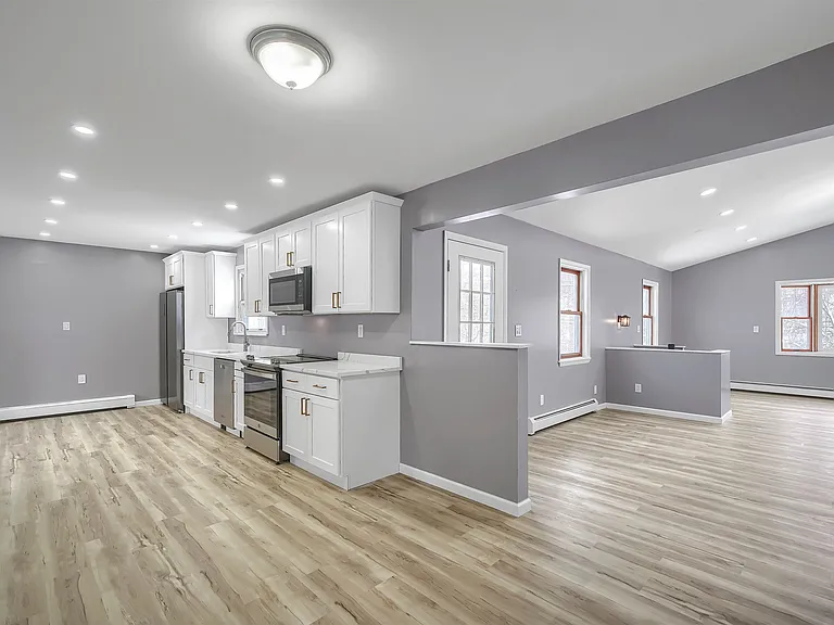 447 Clove Rd — Photo 17