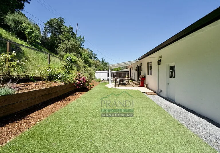 2061 Carolyn Way — Photo 18