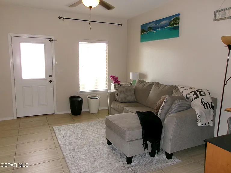824 Caterick St — Photo 4