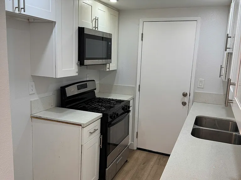 520 E Walnut St #10B — Photo 3