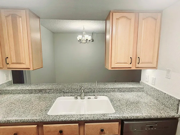 5516 Roundtree Dr #E — Photo 13