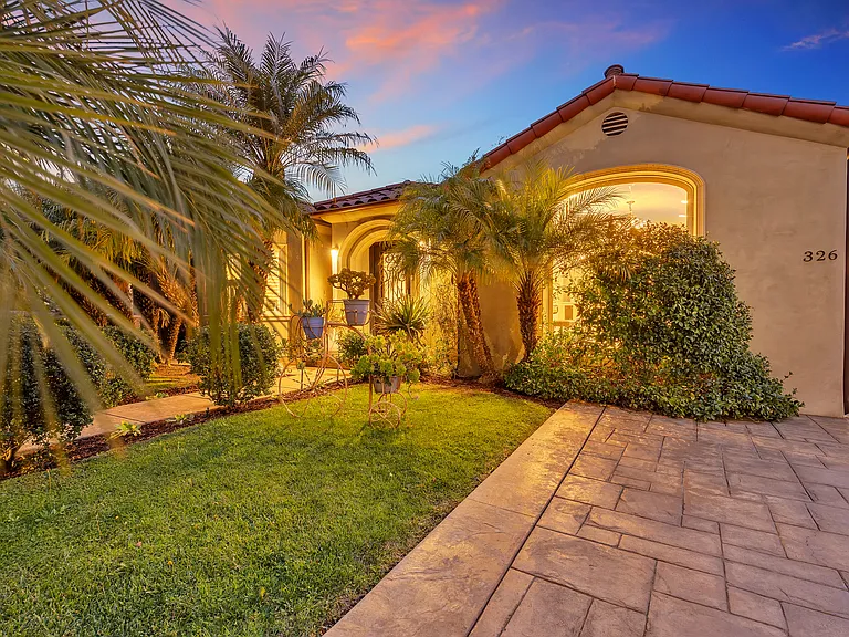 326 N Doheny Dr — Photo 1