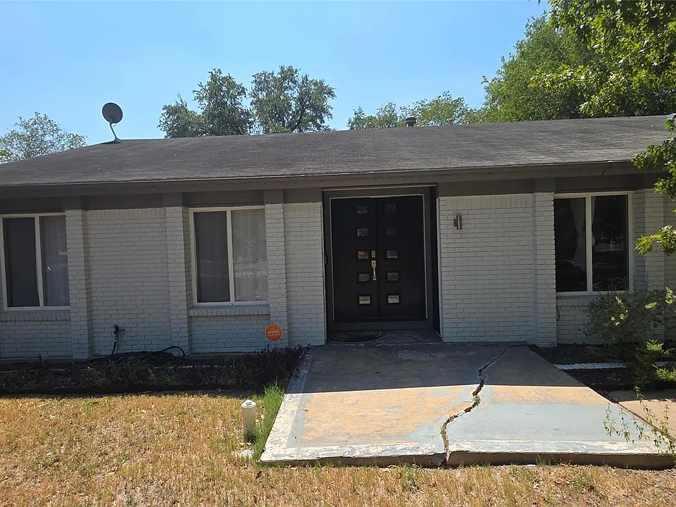 3205 Loyola Ln