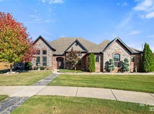 2004 NE Oakmont Rd, Bentonville, AR 72712