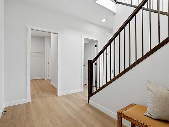 4th image of 581 E Clearwater Heath