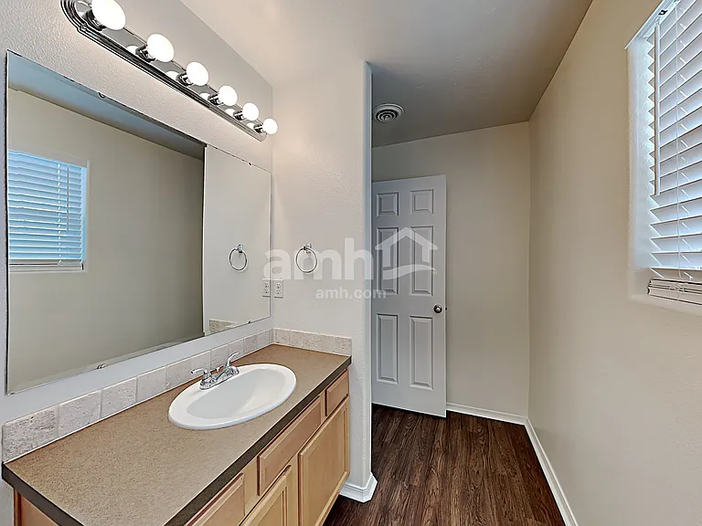 724 N Carisbrooke Ave — Photo 16