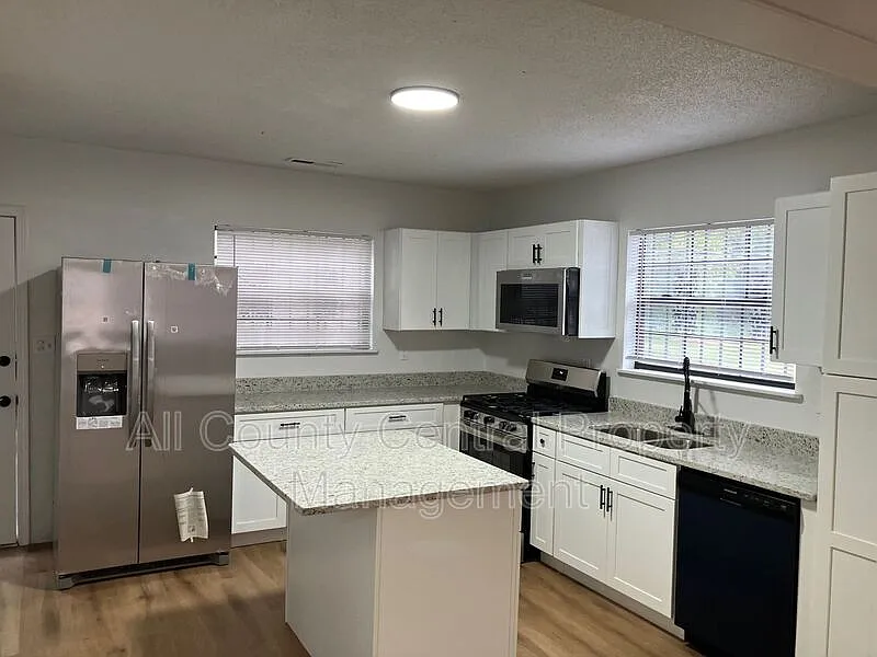 3 bed, 2.0 bath, 1417 sqft, $1,595 — Photo 4