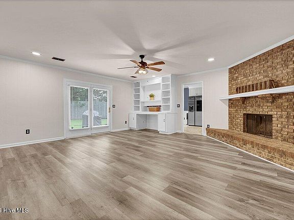 5th image of 122 Raintree Court