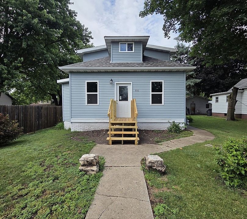 1st image of 806 Maple St