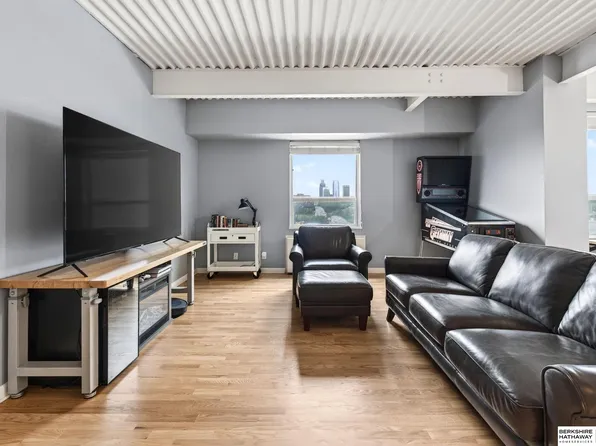 105 N 31st Ave APT 505, Omaha, NE 68131