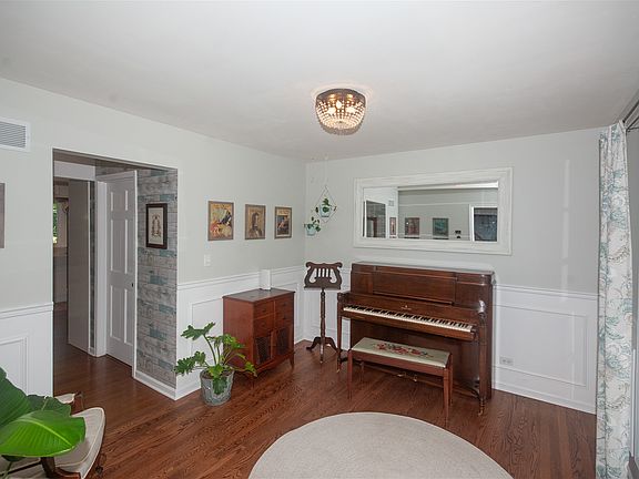 4th image of 28W010 Galusha Ave