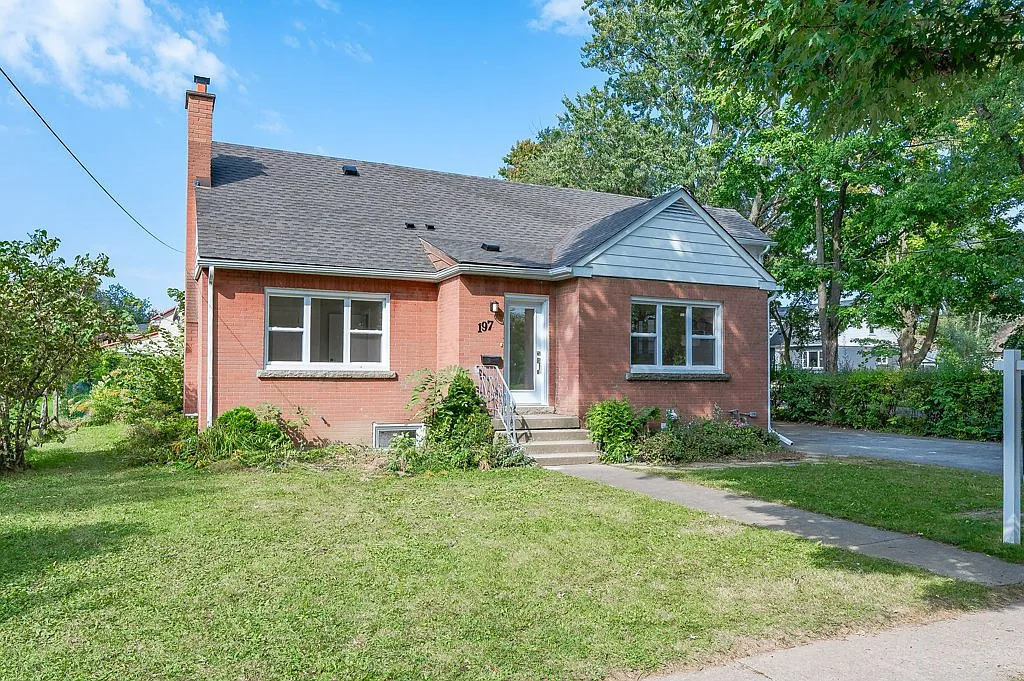 Updated 2 Bedroom In Welland — Photo 1
