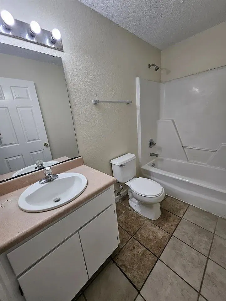3 bed, 2.0 bath, 1056 sqft, $1,400 — Photo 4