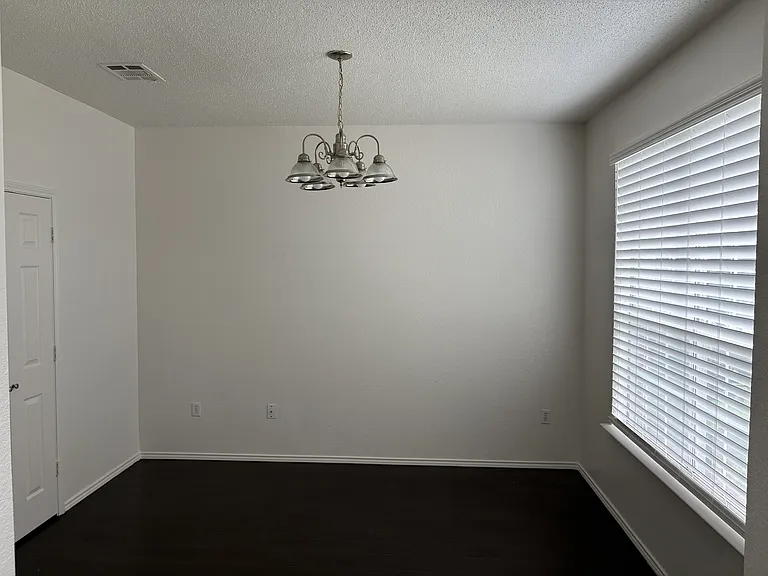 1415 Vanderbilt Ln — Photo 5