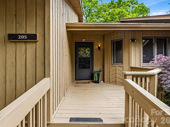 4th image of 205 N Scarlet Oak Ln
