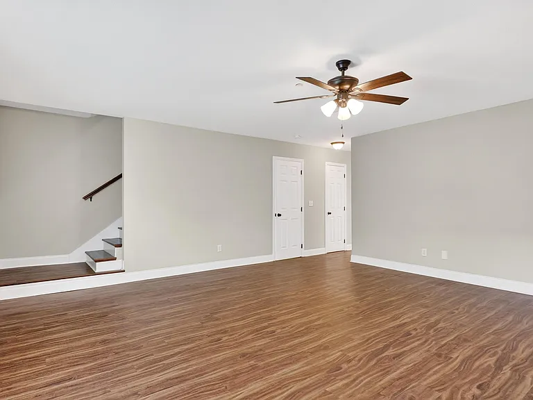 1109 Maple Tree Ln — Photo 12