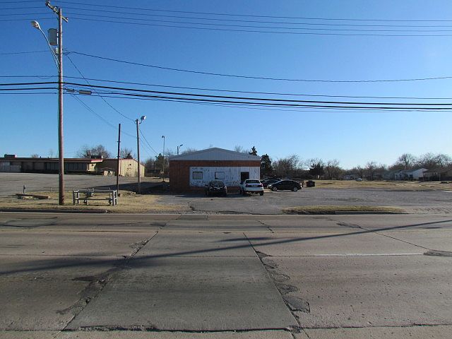 1st image of 714 E 36th St N