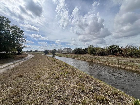 4th image of 1913 Roderick Ln