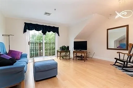 1 bed, 1098 sqft, $2,400 — Photo 4