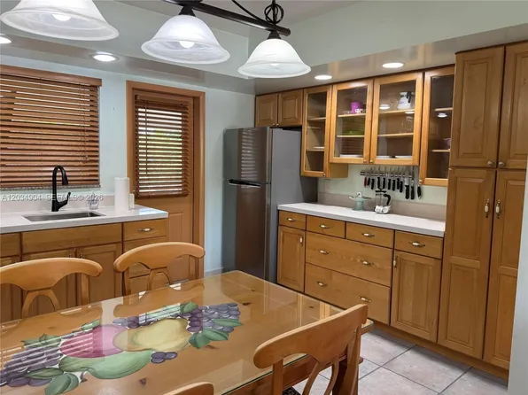 29-33 SE 4th St, Dania, FL 33004