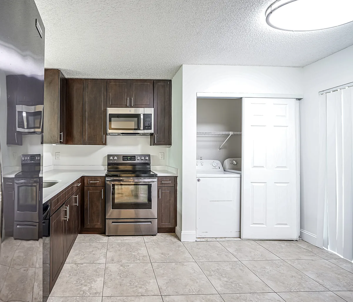 Building Photo - Oakwood Apartments