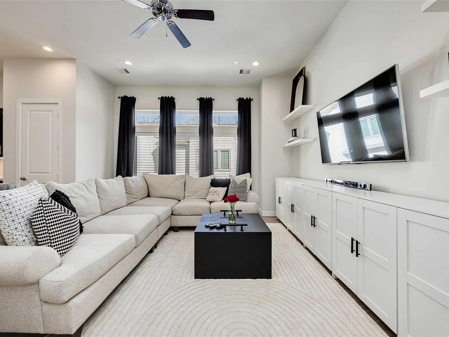 3 bed, 2.5 bath, 1629 sqft, $2,300 — Photo 1