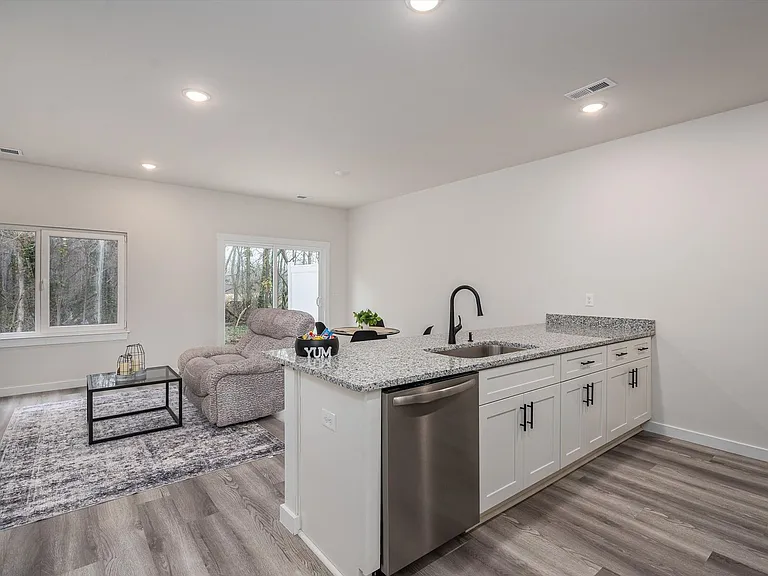 409 E 20th St #14 — Photo 4