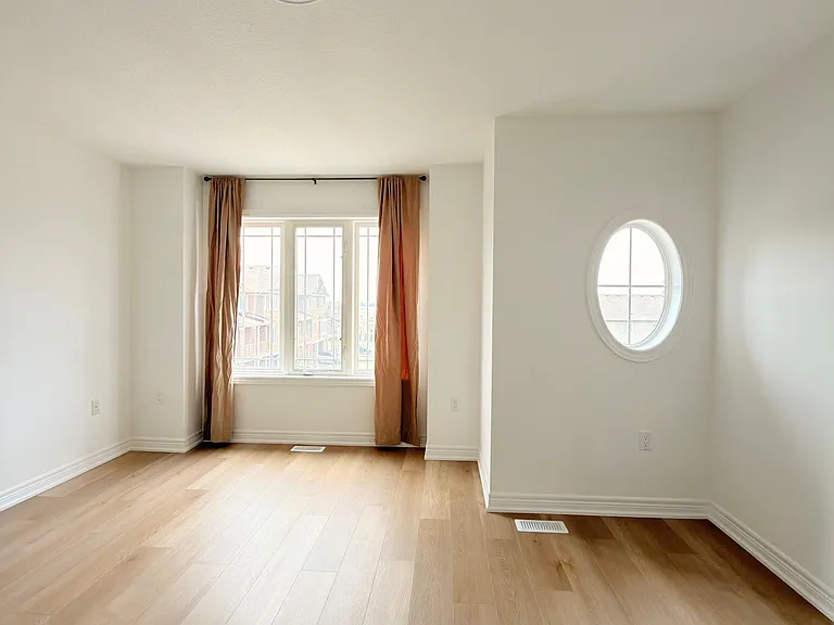 60 Bloom Cres — Photo 2