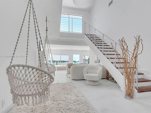 3rd image of 1372 S Venetian Way