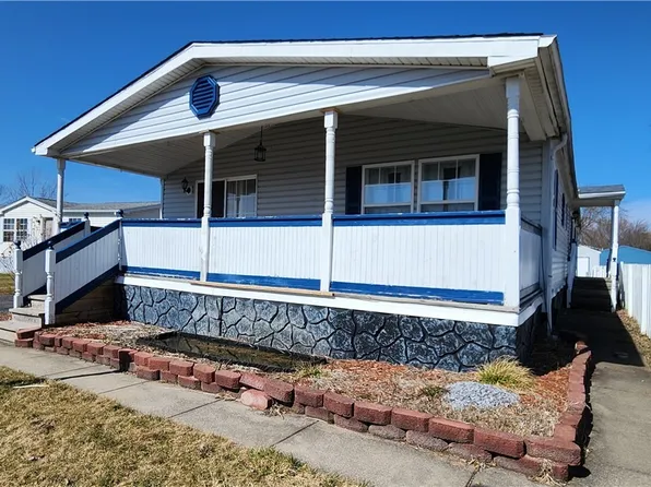 1334 Willowbrook Dr, Lockport, NY 14094