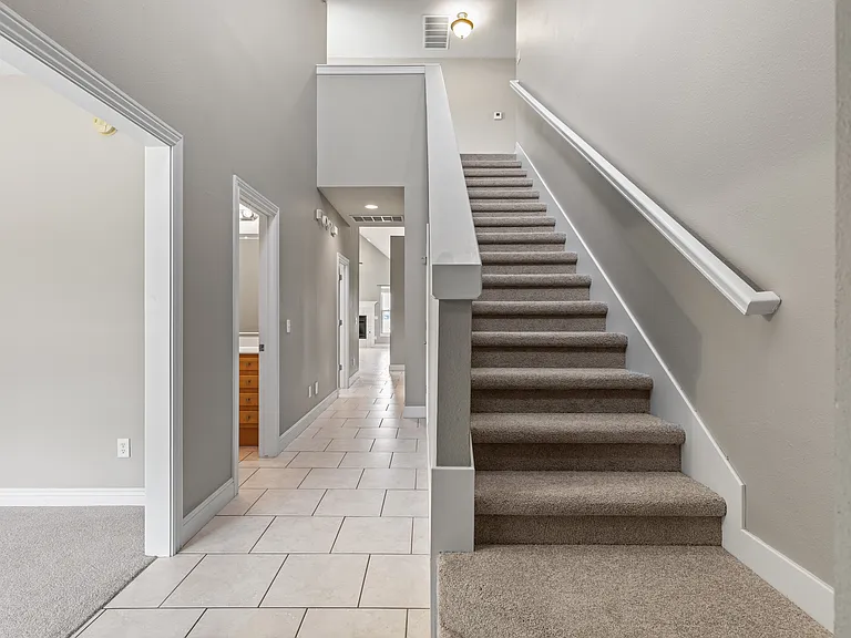1501 NE Dysart Woods Ln — Photo 16