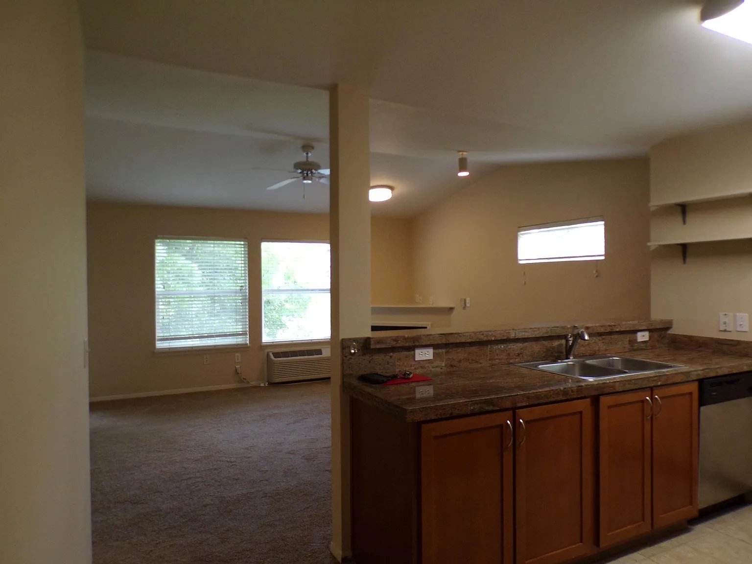 2 bed, 920 sqft, $1,800 — Photo 3