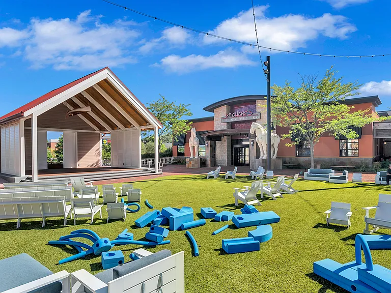 Outdoor space at local shopping with venue for live entertainment