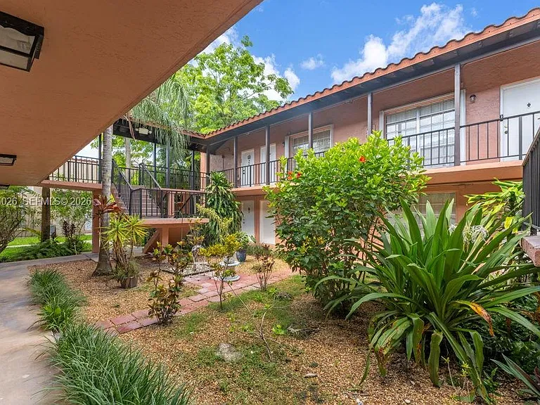 10832 N Kendall Dr #U1 — Photo 2