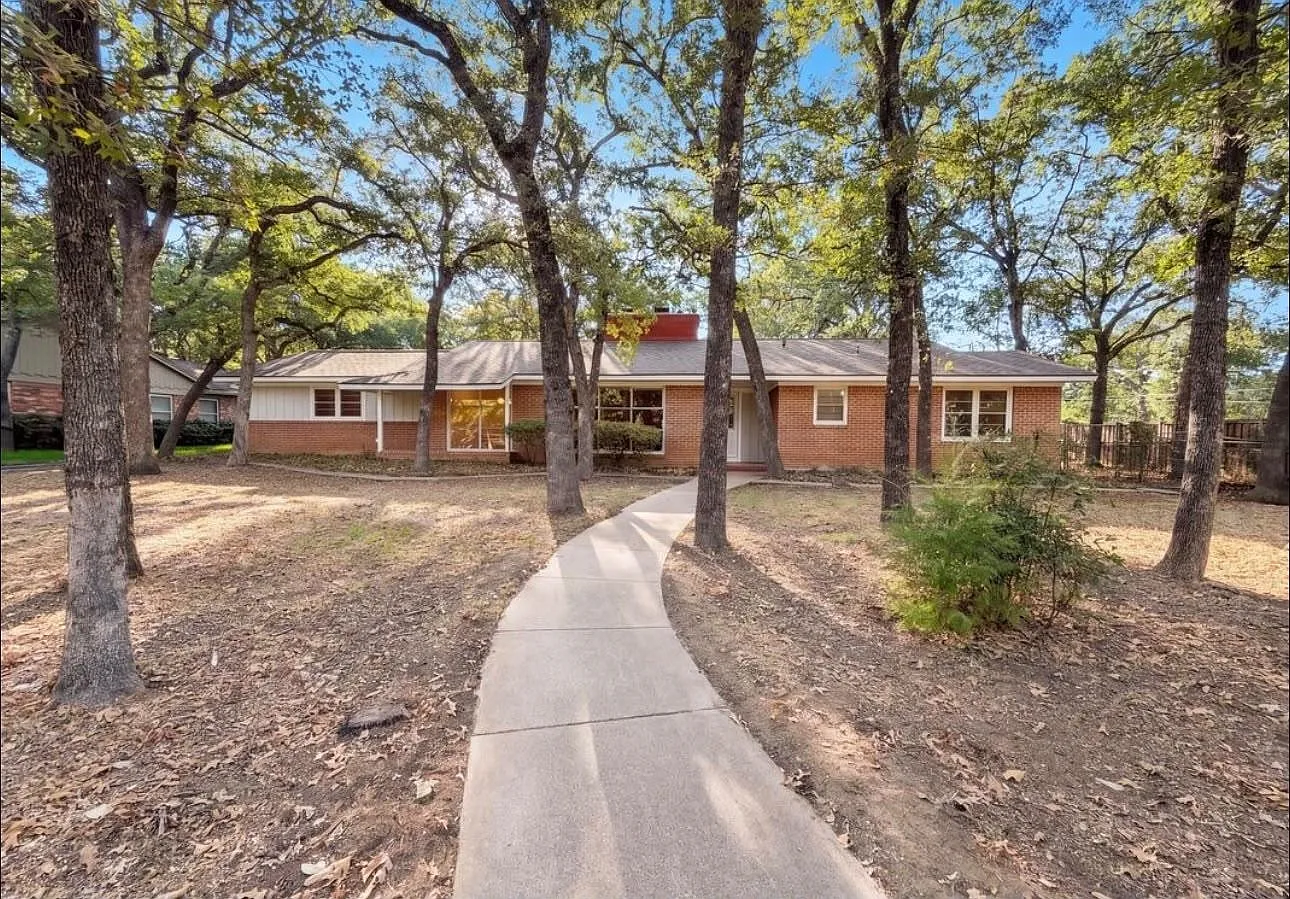 3 bed, 2.0 bath, 2047 sqft, $1,600 — Photo 1