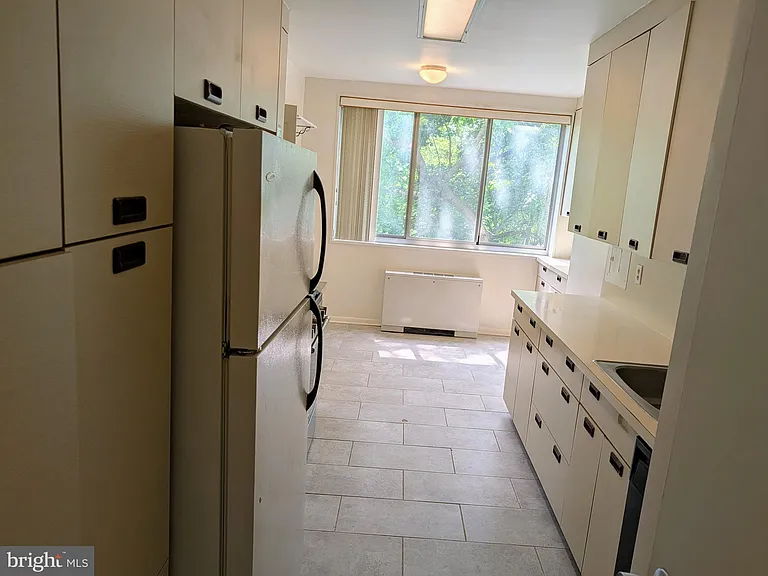 10401 Grosvenor Pl #310 — Photo 33
