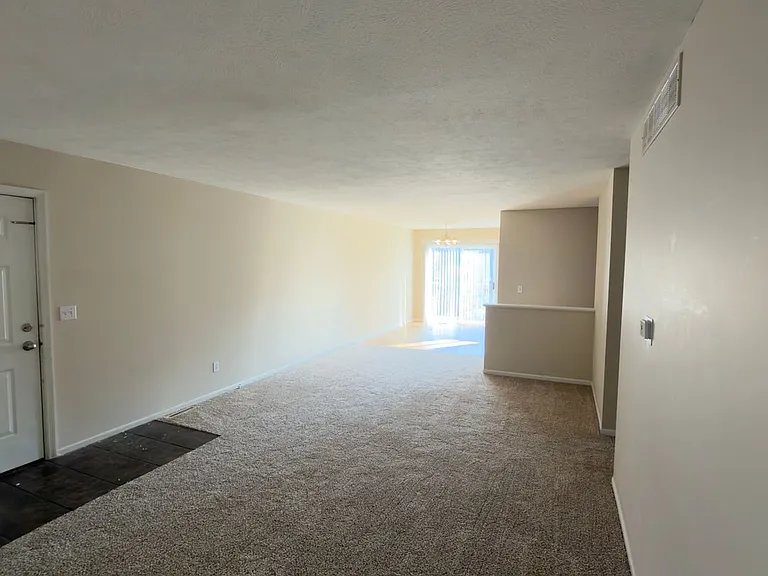 4441 Hillrise Ct NE — Photo 3