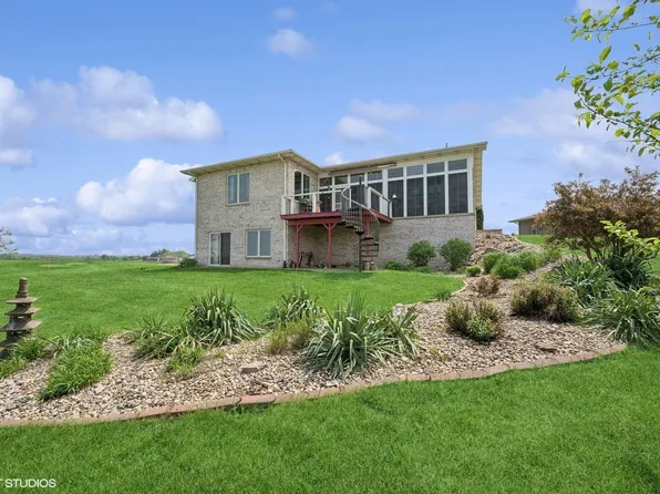 112 Mulligan Cir, Waverly, IA 50677