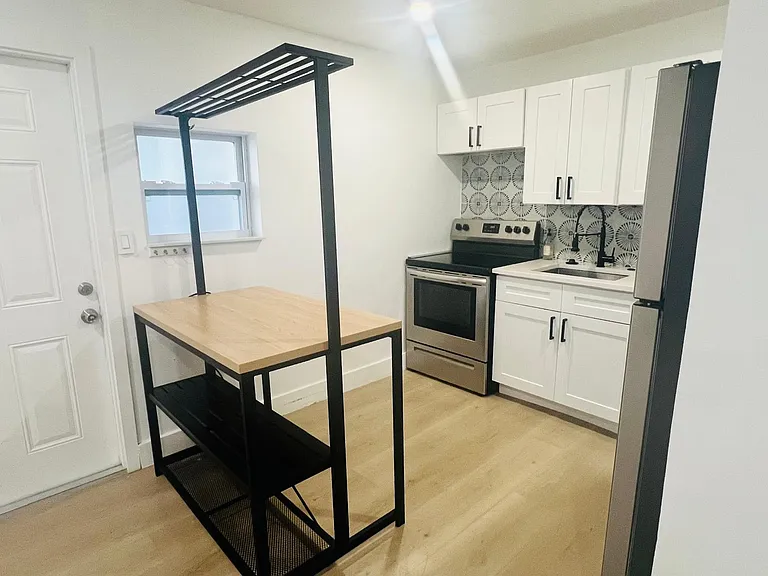 1720 N 17th Ave #6 — Photo 1