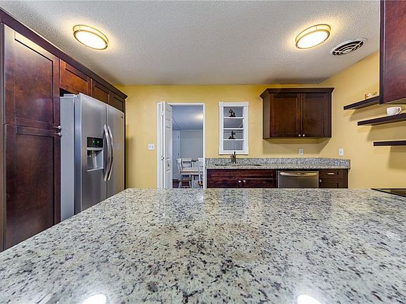 4th image of 4702 W Fairview Hts