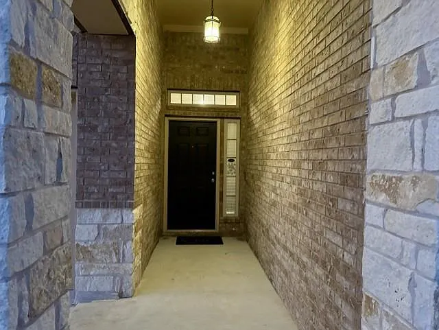 3 bed, 2.0 bath, 1821 sqft, $2,175 — Photo 2