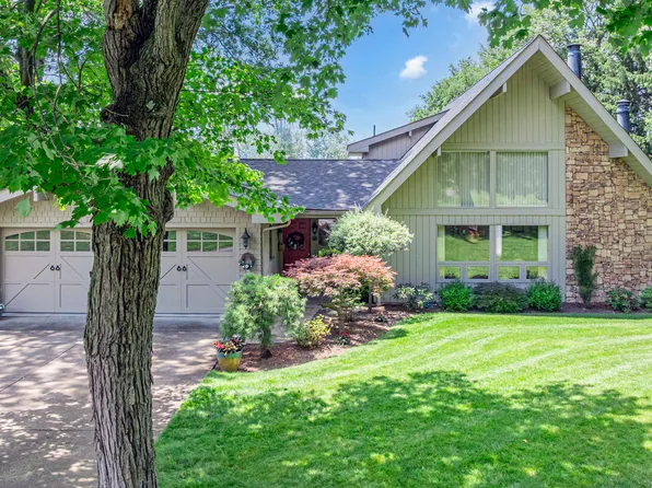 2 Pleasant Grove Dr, Beaver Falls, PA 15010