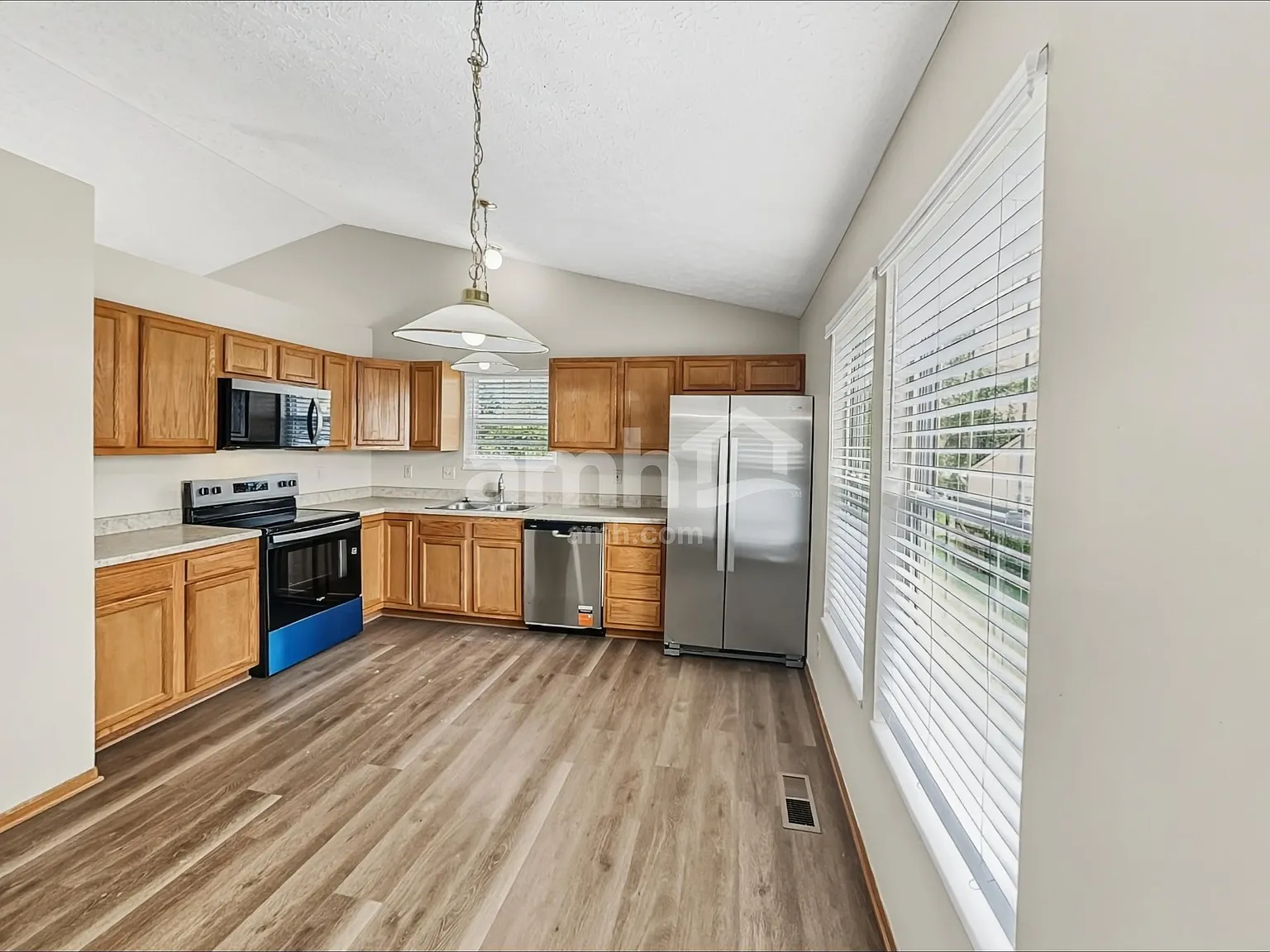 3 bed, 2.0 bath, 1818 sqft, $2,300 — Photo 3