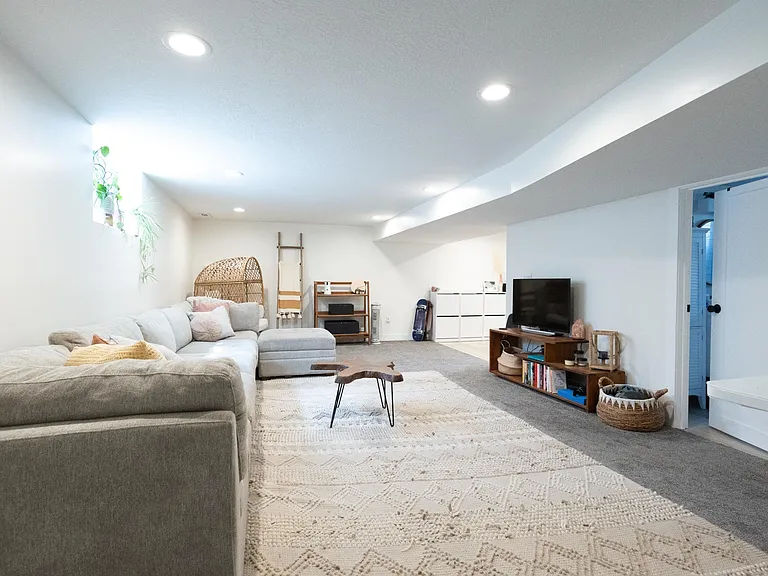 E Delia Dr — Photo 9