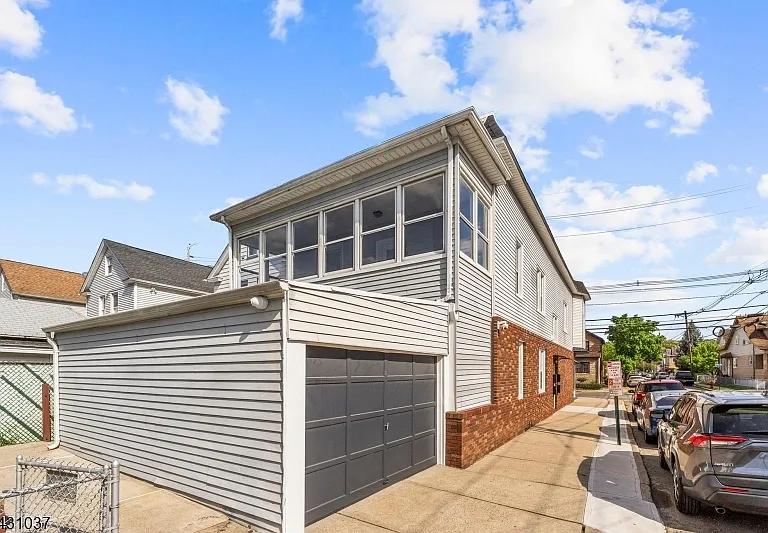 59 Locust Ave #2R — Photo 1