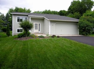 180 Bluff Ridge Ct, Chanhassen, MN 55317