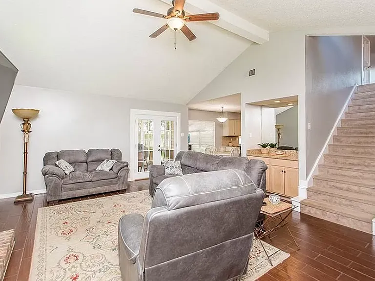105 Larchwood Dr — Photo 12