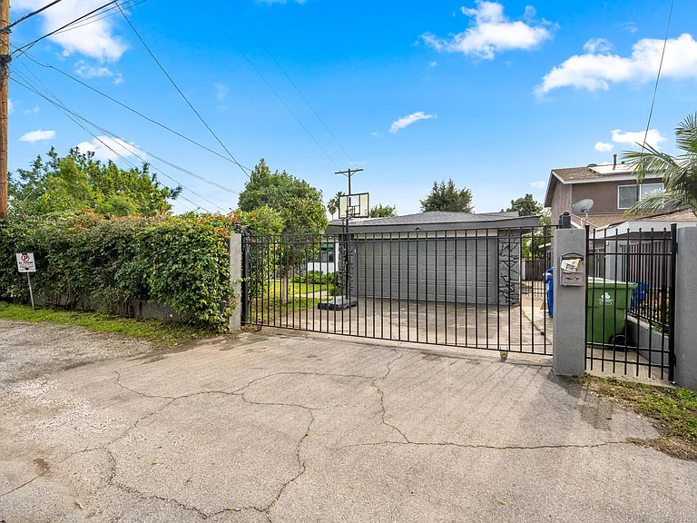 14034 Valerio St — Photo 40