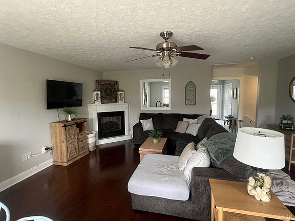 3rd image of 715 Wyndhurst Dr